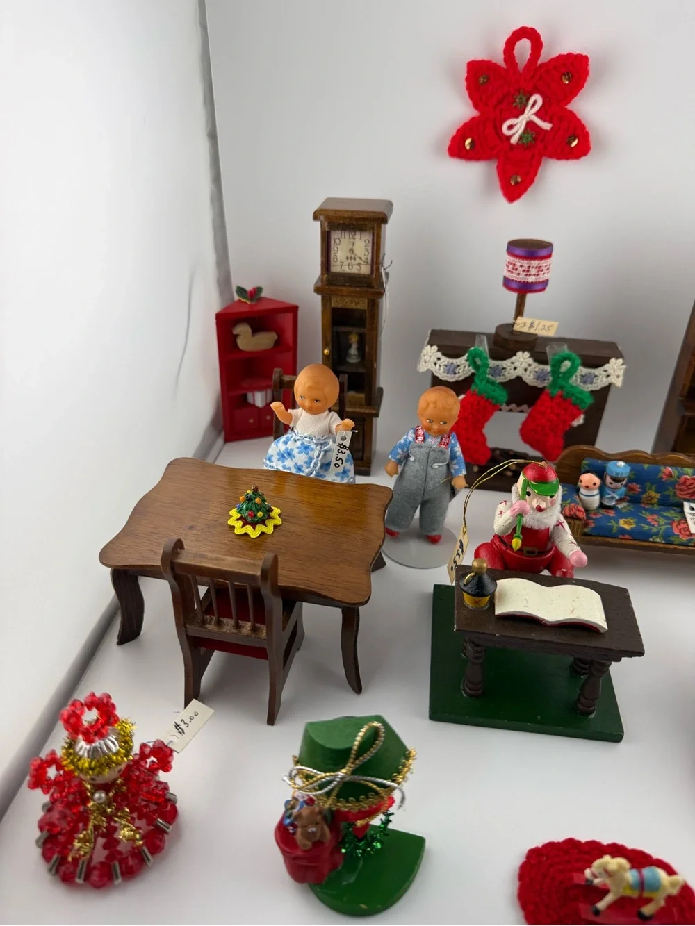 Vintage-style miniature dollhouse furniture and Christmas decorations Scale 1:12